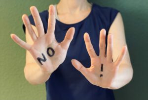 Person mit Schrit "No!" auf den Handflächen.
